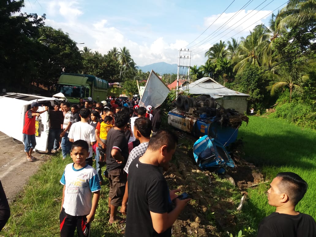 Kecelakaan maut. Diduga rem blong, sebuah truk tangki menyeruduk sejumlah kendaraan di penurunan Batu Batupang, Koto Baru, Kabupaten Solok
